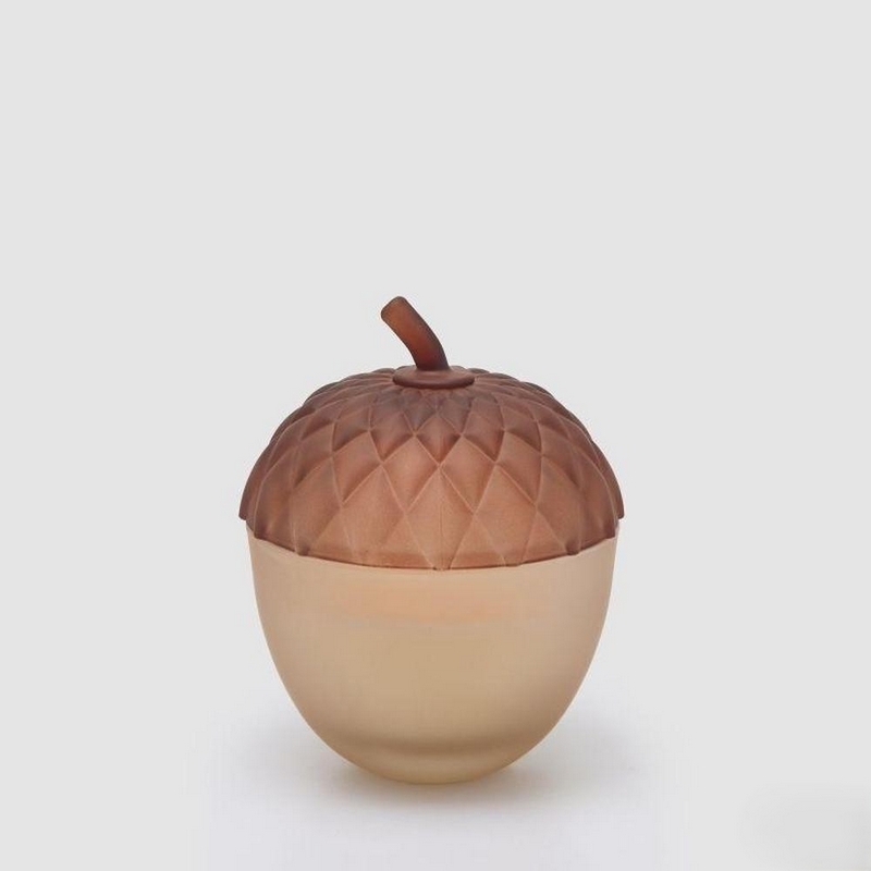 Candela profumata al cardamomo da 250 gr contenuta in barattolo a forma di ghianda in vetro, utilizzabile da sé una volta esaurita la candela, perfetta come idea regalo autunno